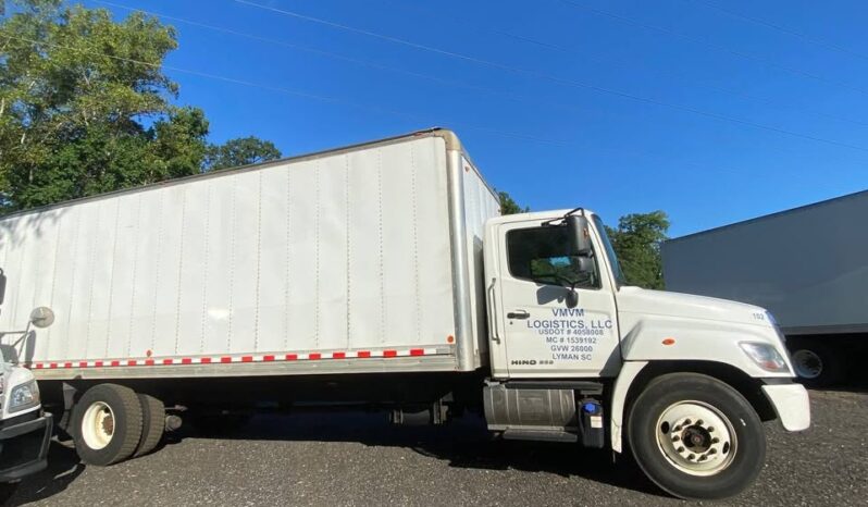 
								2019 HINO 258 26ft box truck w/sleeper w/liftgate full									