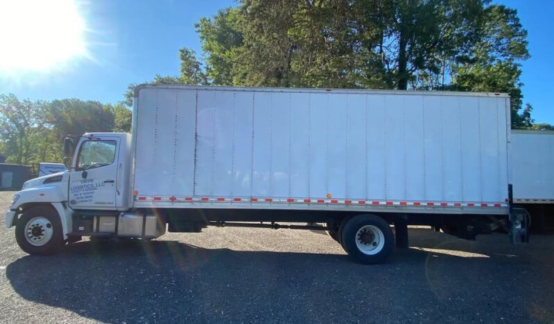 
								2019 HINO 258 26ft box truck w/sleeper w/liftgate full									