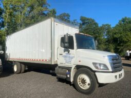 2019 HINO 258 26ft box truck w/sleeper w/liftgate