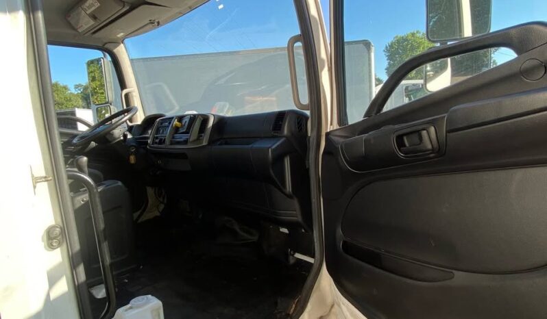 
								2019 HINO 258 26ft box truck w/sleeper w/liftgate full									