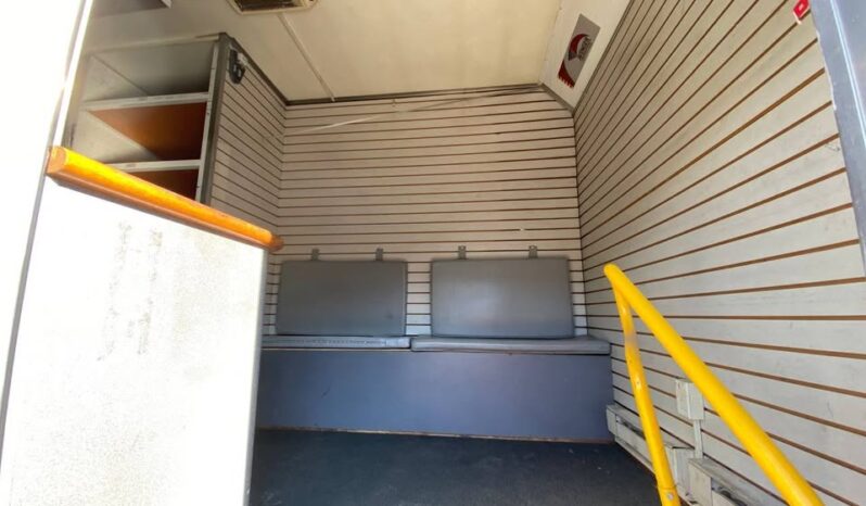 
								2002 Isuzu ftr side door van truck full									
