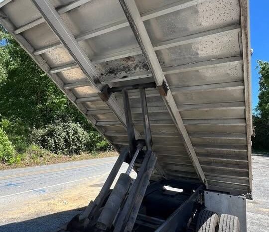 
								2019 Isuzu 14ft landscaper dump truck full									