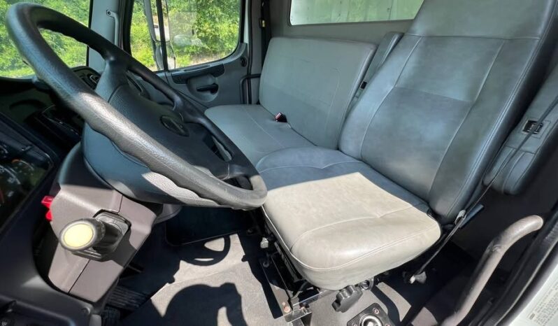 
								2023 Freightliner 26ft moving box truck side door liftgate full									