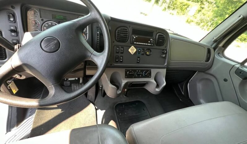 
								2023 Freightliner 26ft moving box truck side door liftgate full									