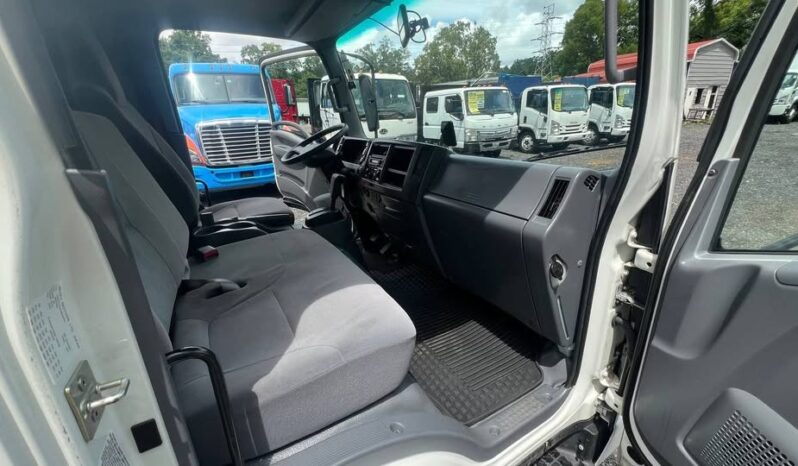 
								2022 Isuzu NPR HD 20ft box truck side door w/liftgate full									