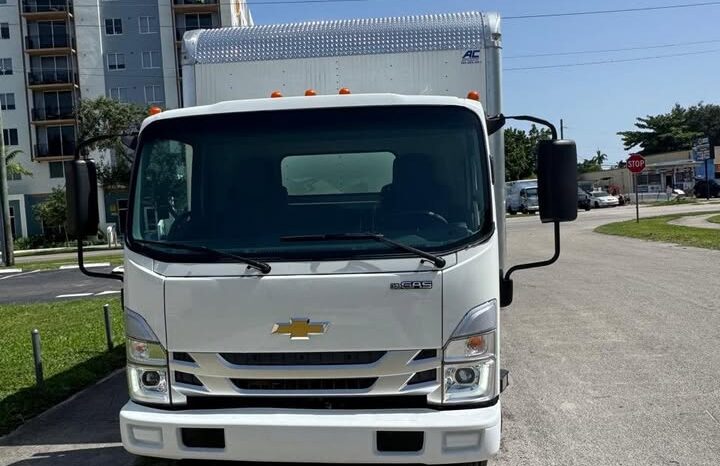 
								2025 Chevrolet 4500 lcf 18ft box truck side roll up door w/liftgate full									