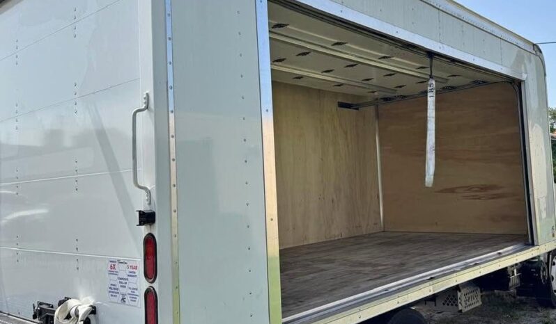 
								2025 Chevrolet 4500 lcf 18ft box truck side roll up door w/liftgate full									