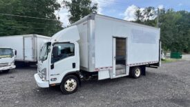 2022 Isuzu NPR HD 20ft box truck side door w/liftgate